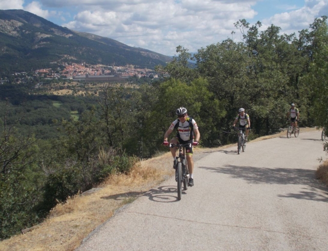Pedaleando con fuerza durante el ascenso